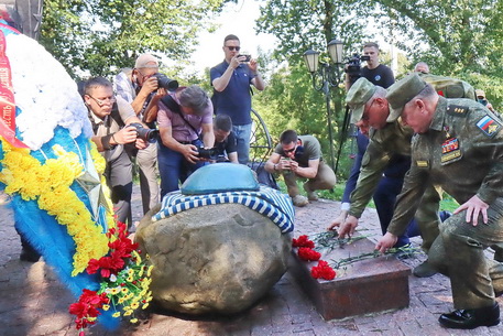 Делегация военнослужащих государств – членов ОДКБ возложила в Витебске цветы к памятнику «Десантникам всех поколений»