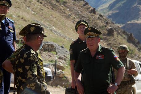 Глава объединенного штаба ОДКБ посетил границу Таджикистана и Афганистана