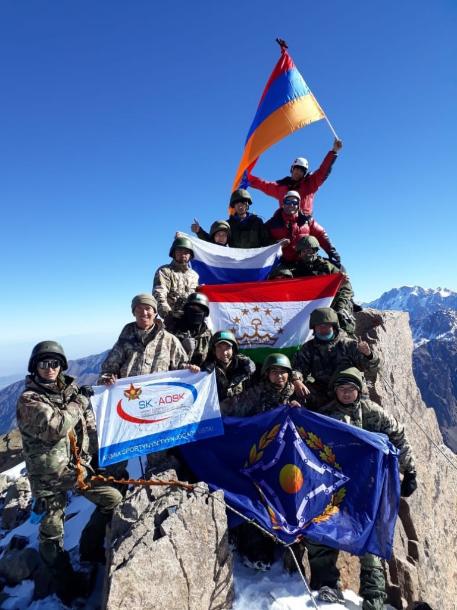 Военные разведчики водрузили флаг ОДКБ на вершину пика Нурсултан