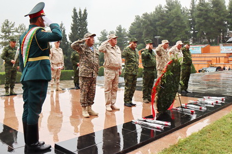 Делегация военнослужащих государств – членов ОДКБ в Душанбе почтила память воинов-героев Великой Отечественной войны и возложила цветы к мемориалу «Вечный огонь» 