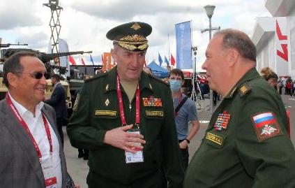 Начальник Объединенного штаба ОДКБ обсудил военные новинки  с коллегами на "Армии-2021"
