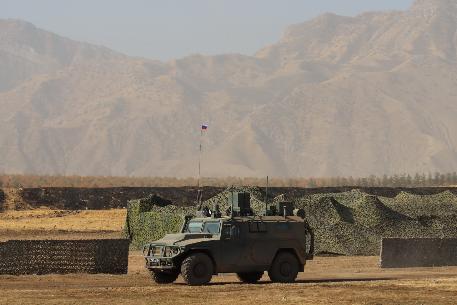 В Таджикистане в ходе специального учения ОДКБ «Барьер-2025» впервые применена разведывательная химическая машина РХМ-8 на базе бронеавтомобиля «Тигр»