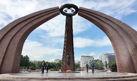 Торжественная церемония на площади Победы в Бишкеке