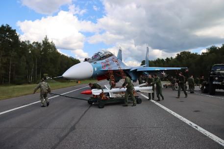 Посадка самолетов на аэродромном участке дороги